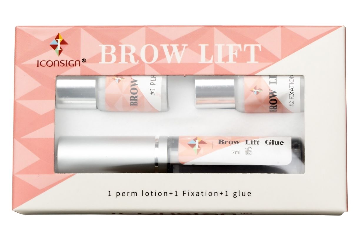 Le “Brow Lift”, la méthode tendance pour restructurer ses sourcils